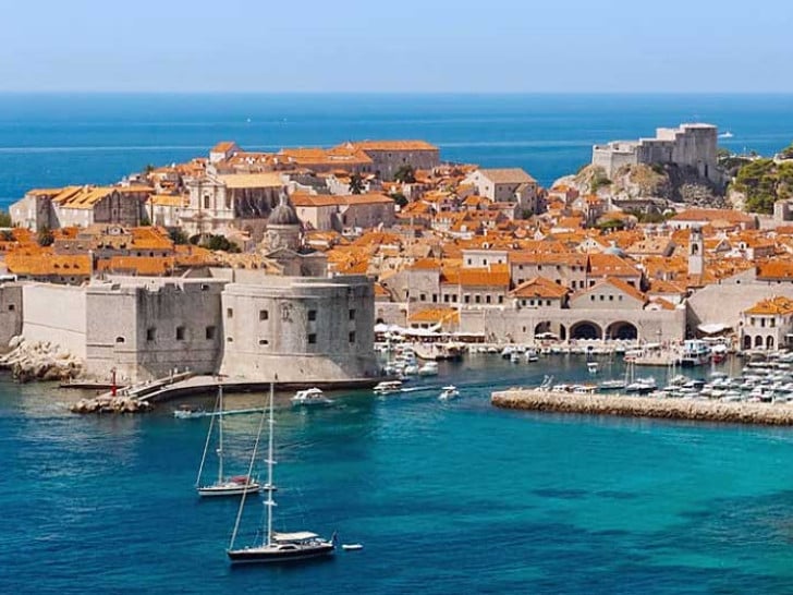 U Dubrovniku razlupali automobil srpskih tablica, dvije osobe povrijeđene