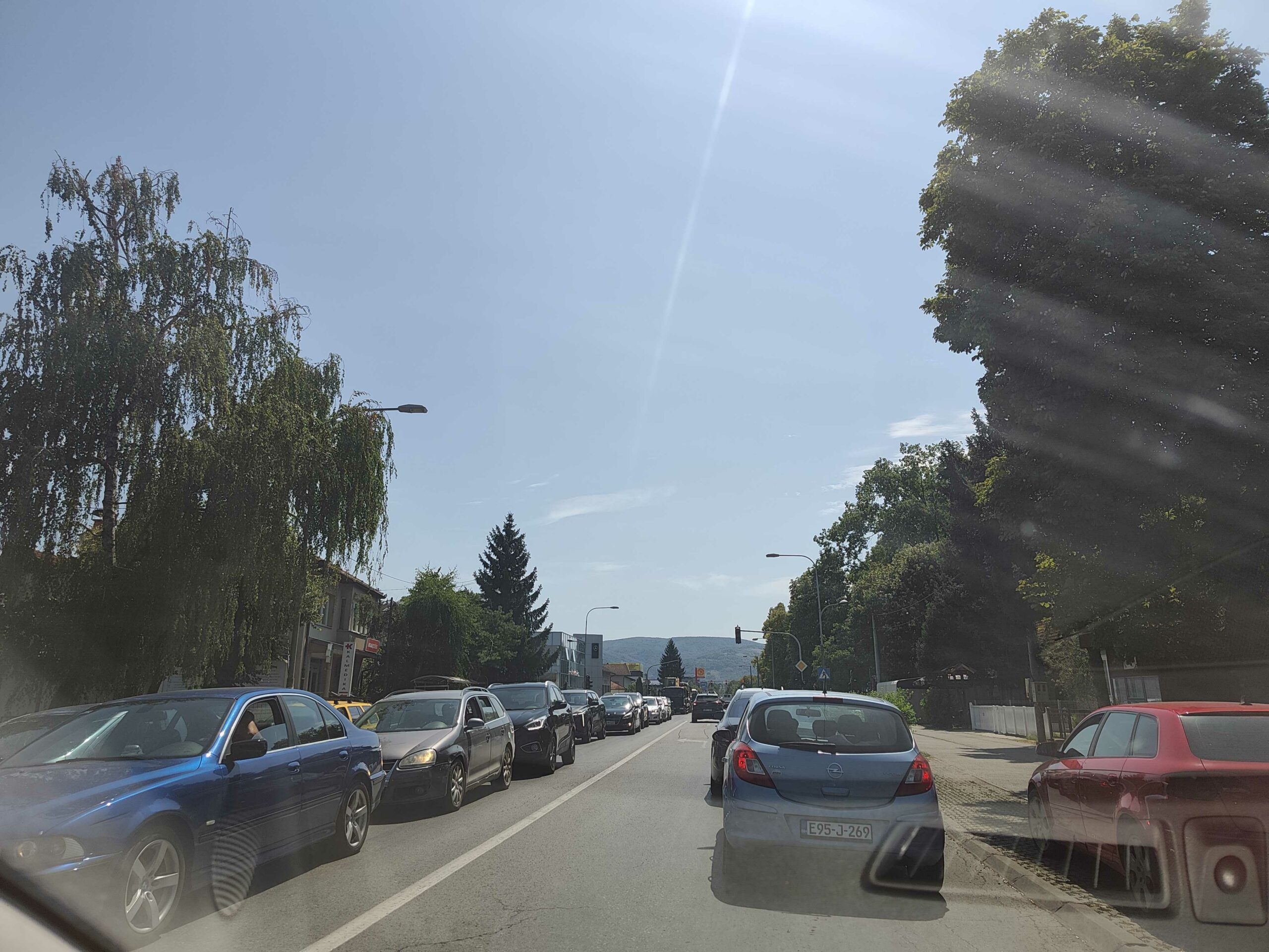 Duge kolone kod Banjaluke, gužve na granicama i brojne izmjene saobraćaja