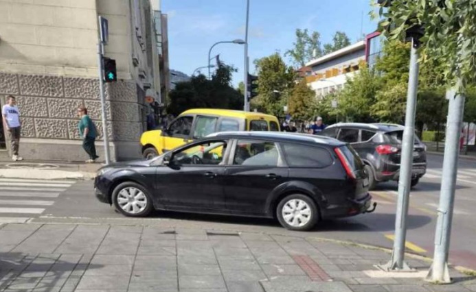 Automobil udario u zgradu Gradske uprave u centru Banjaluke