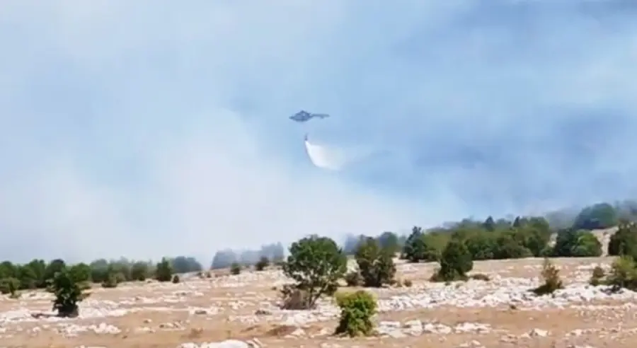 Požar kod Nevesinja: Helikopter MUP-a Srpske gasi vatru