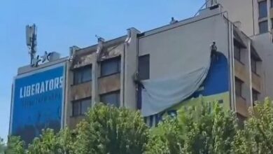 Velika ukrajinska zastava uklonjena iz centra Prištine