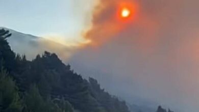 Nakon požara u Omišu prijetnja novim padavinama, gradske službe dijele folije