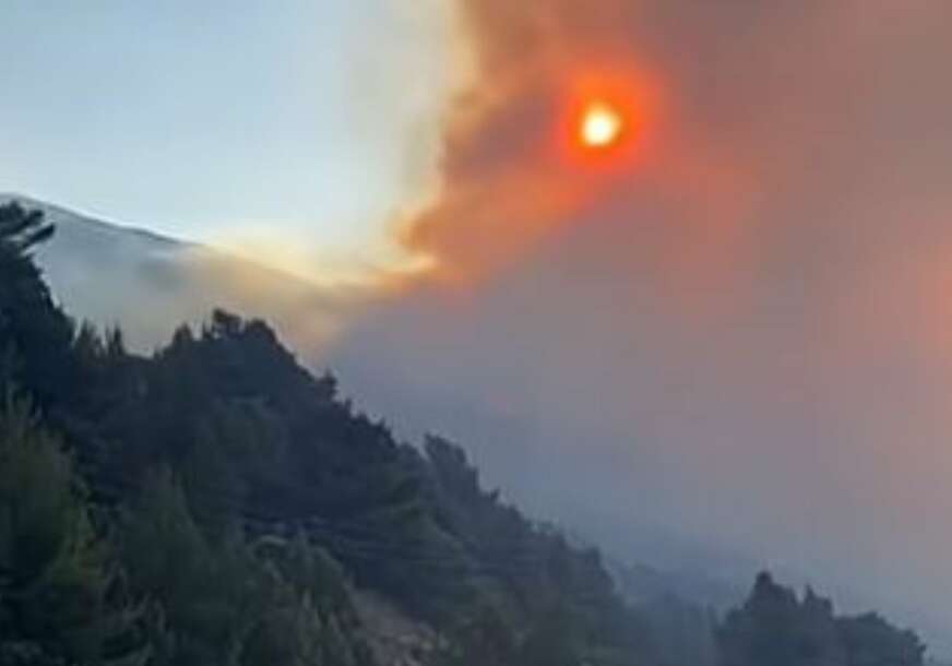 Nakon požara u Omišu prijetnja novim padavinama, gradske službe dijele folije