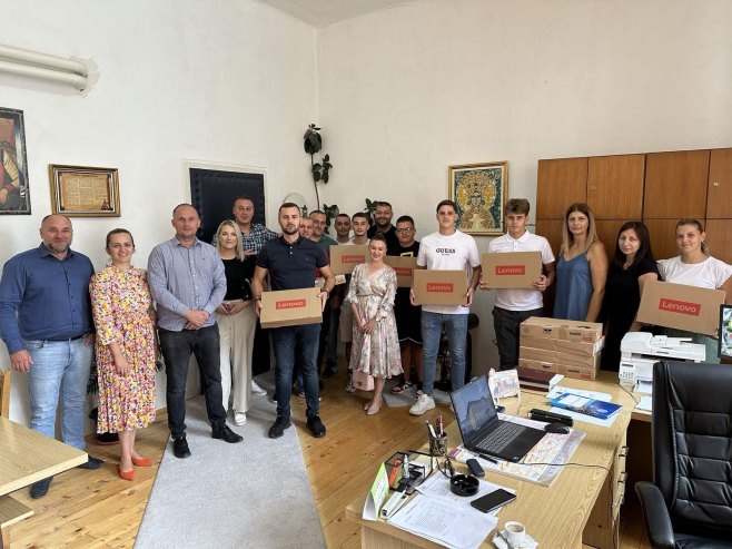 Igor Dodik donirao 11 laptopa Srednjoškolskom centru u Čajniču