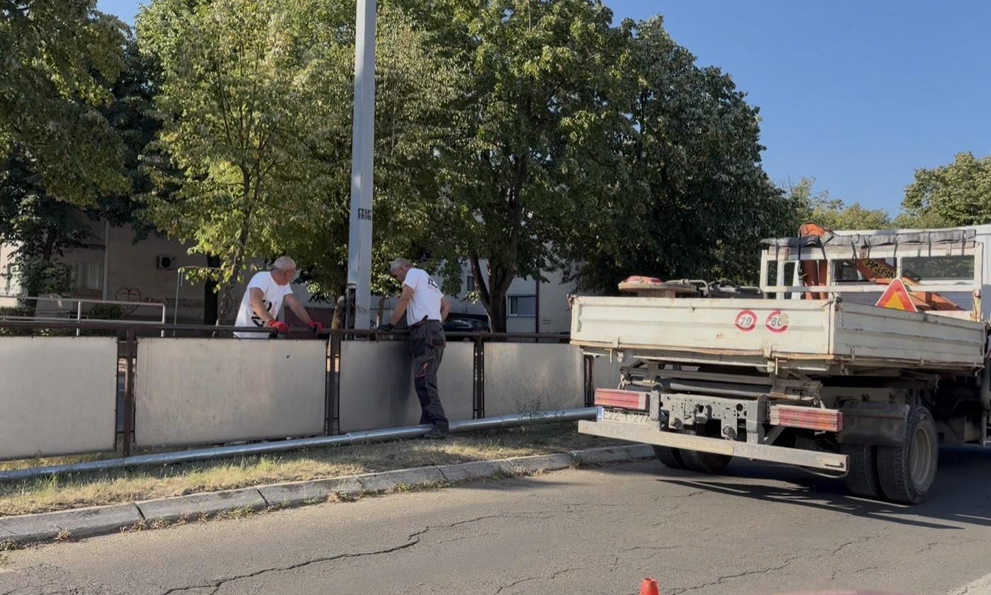 Novi stubovi, stare rupe na Bulevaru Desanke Maksimović