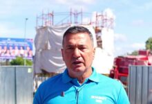 Davor Dragičević u majici stranke Život ispred gradilišta spomenika knezu Lazaru u Banjaluci