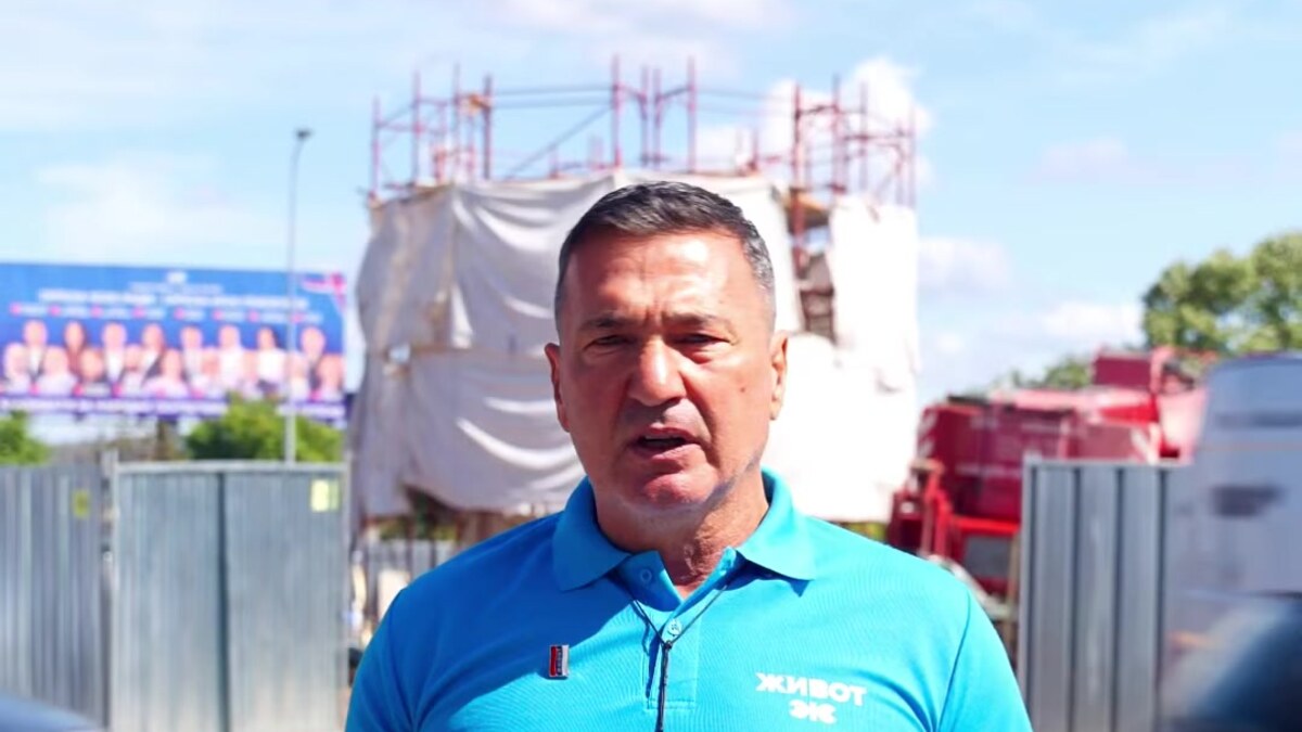 Davor Dragičević u majici stranke Život ispred gradilišta spomenika knezu Lazaru u Banjaluci