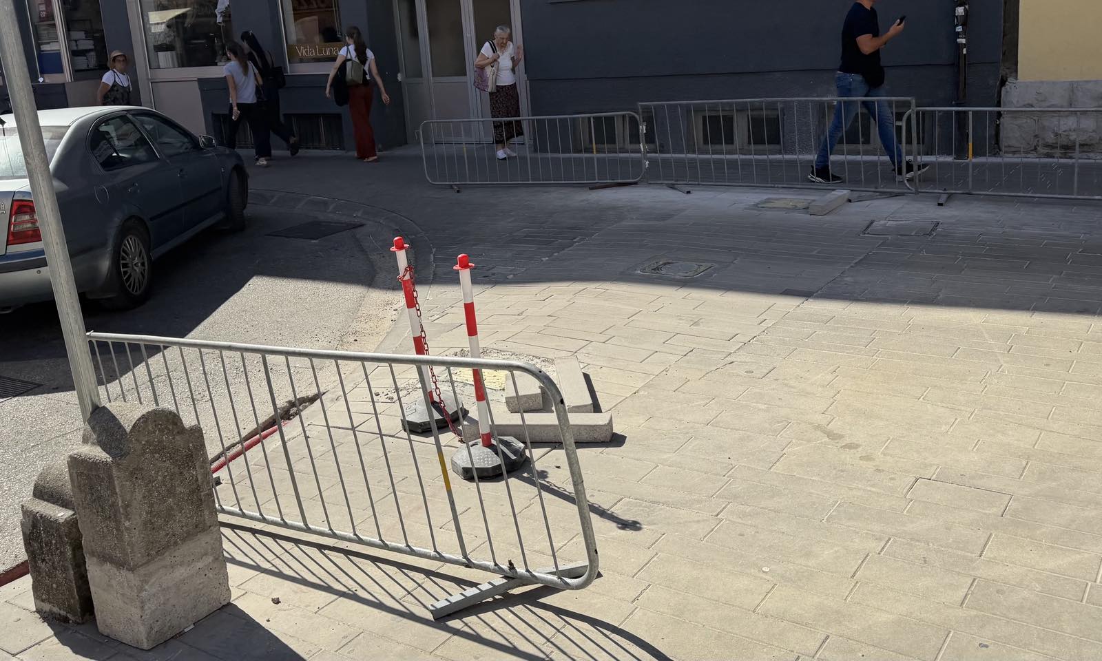 Pješačka zona na čekanju: Zašto potapajući stubići u centru Banjaluke još nisu u funkciji