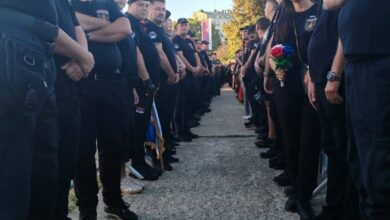 Postrojen špalir u čast generala Ratka Mladića ispred Crkve Svetog Luke