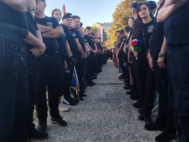 Postrojen špalir u čast generala Ratka Mladića ispred Crkve Svetog Luke