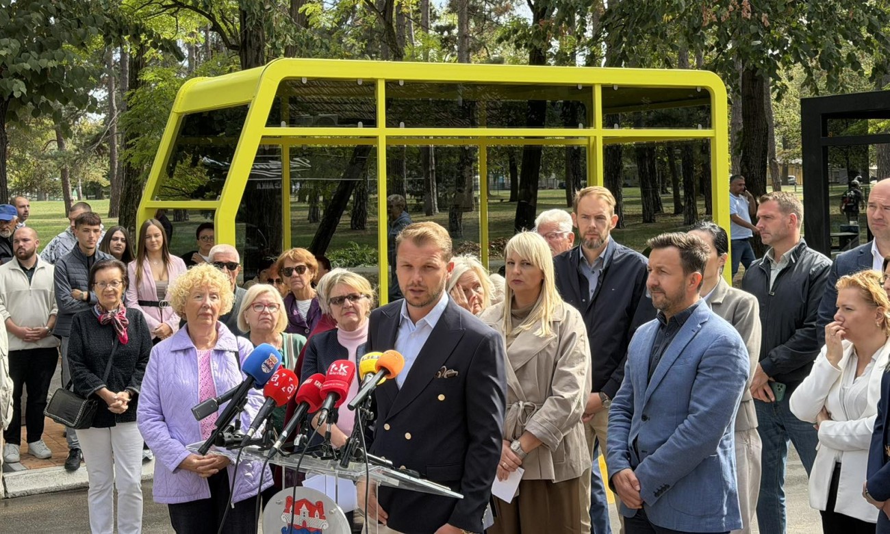 Novo autobusko stajalište u Banjaluci ide na doradu: Uklanjaju staklene ploče sa strane trotoara