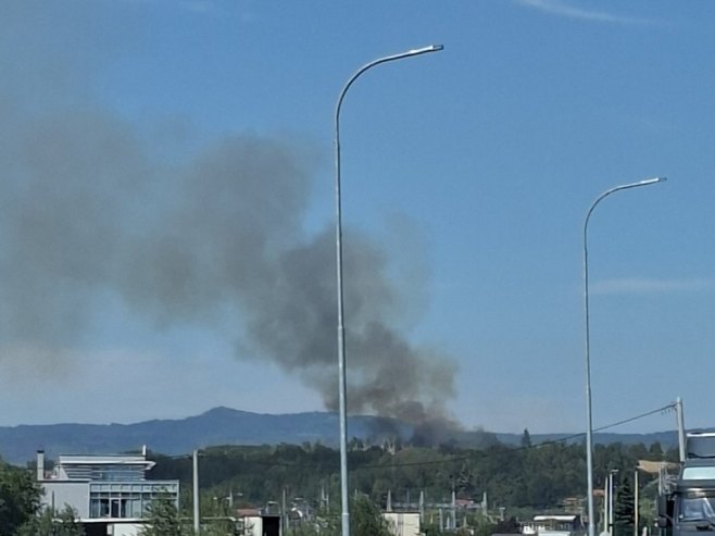 Požar u Ramićima kod Banjaluke: Vatra se približila prvim kućama