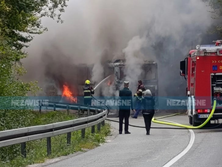Požar na autobusu ka Kneževu: Vozilo potpuno izgorjelo