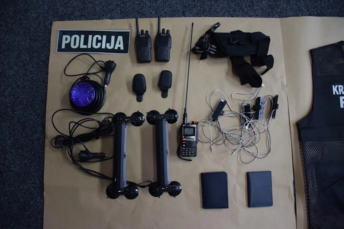 Lažni policajac u Zagrebu prolazio kroz crveno pa pokazao falsifikovanu značku