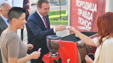 Razgovor sa građanima u Tesliću: Čelnici SPS-a na trgu