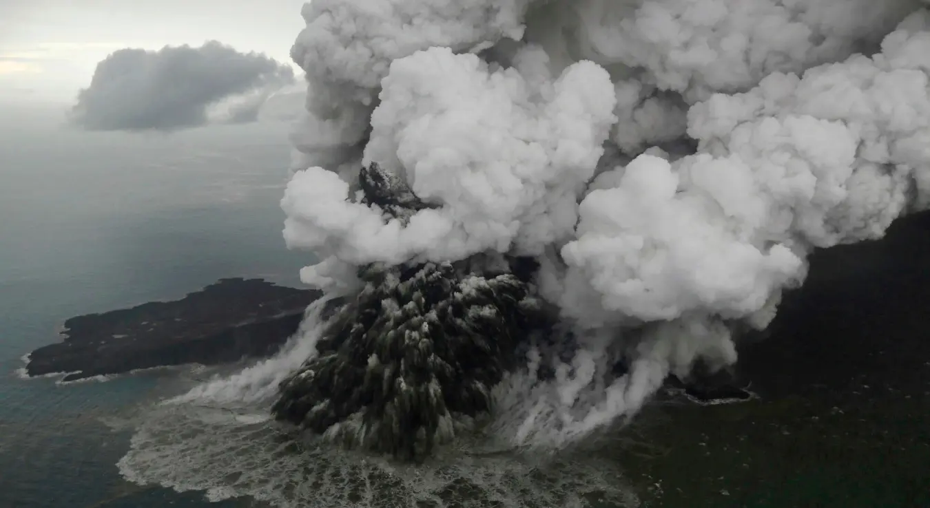 Aktivnost vulkana Anak Krakatau ne jenjava: Oblak pepela na 14 kilometara