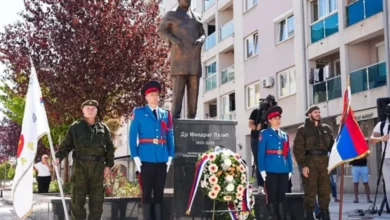 Minić položio vijenac kod spomenika doktoru Laziću u Dobrinji