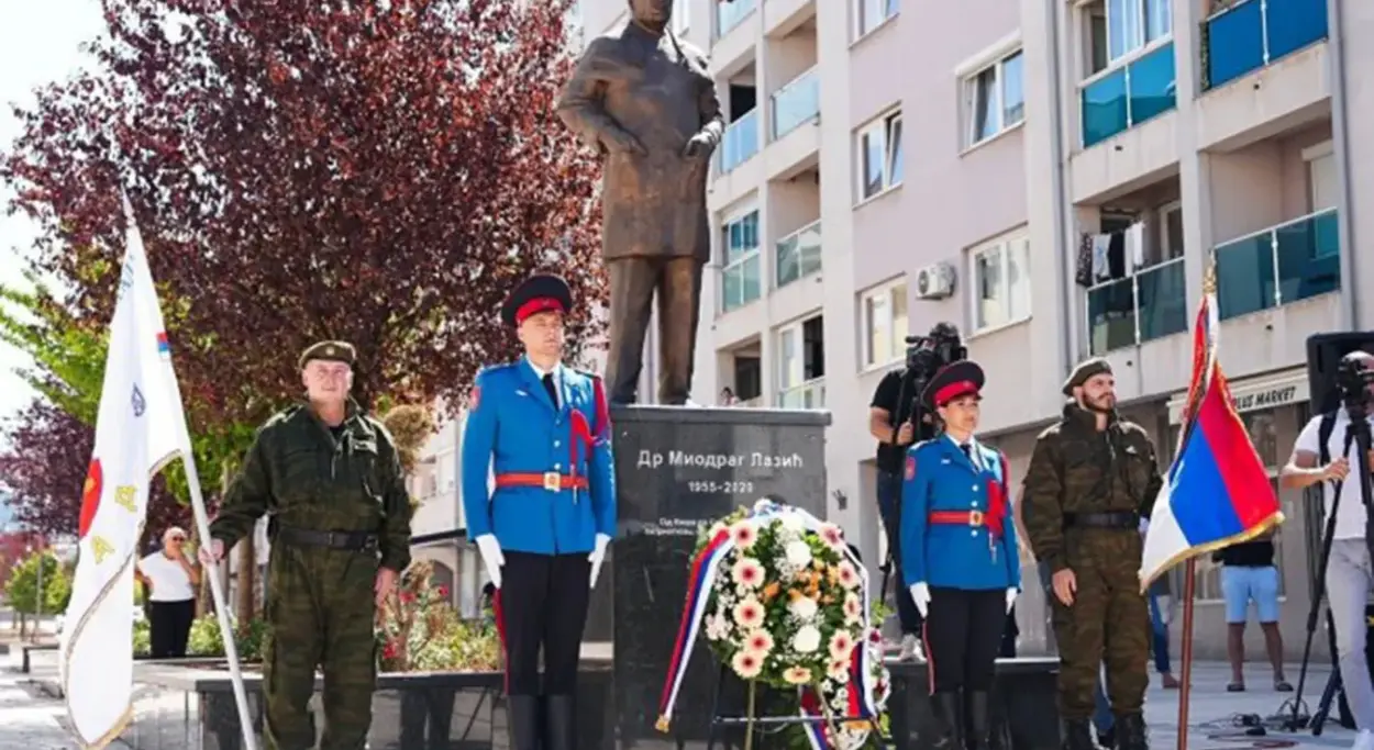 Minić položio vijenac kod spomenika doktoru Laziću u Dobrinji