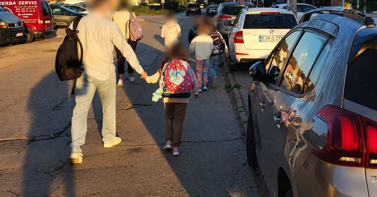 Nepropisno parkiranje ugrožava bezbjednost djece u Lazarevu