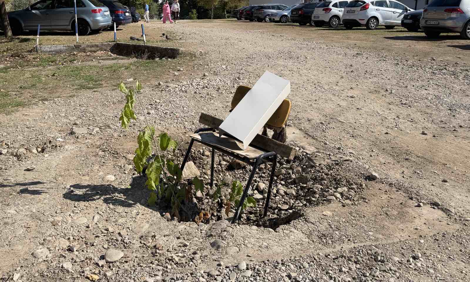 Stolica u rupi upozorava vozače na oštećenje kod Banjalučke rive