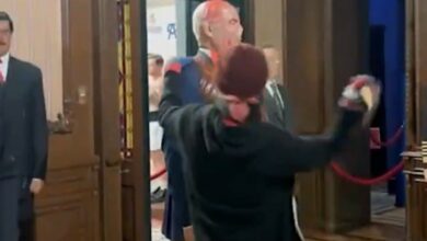 Voštana figura Benjamina Netanjahua uništena čekićem u Meksiko Sitiju
