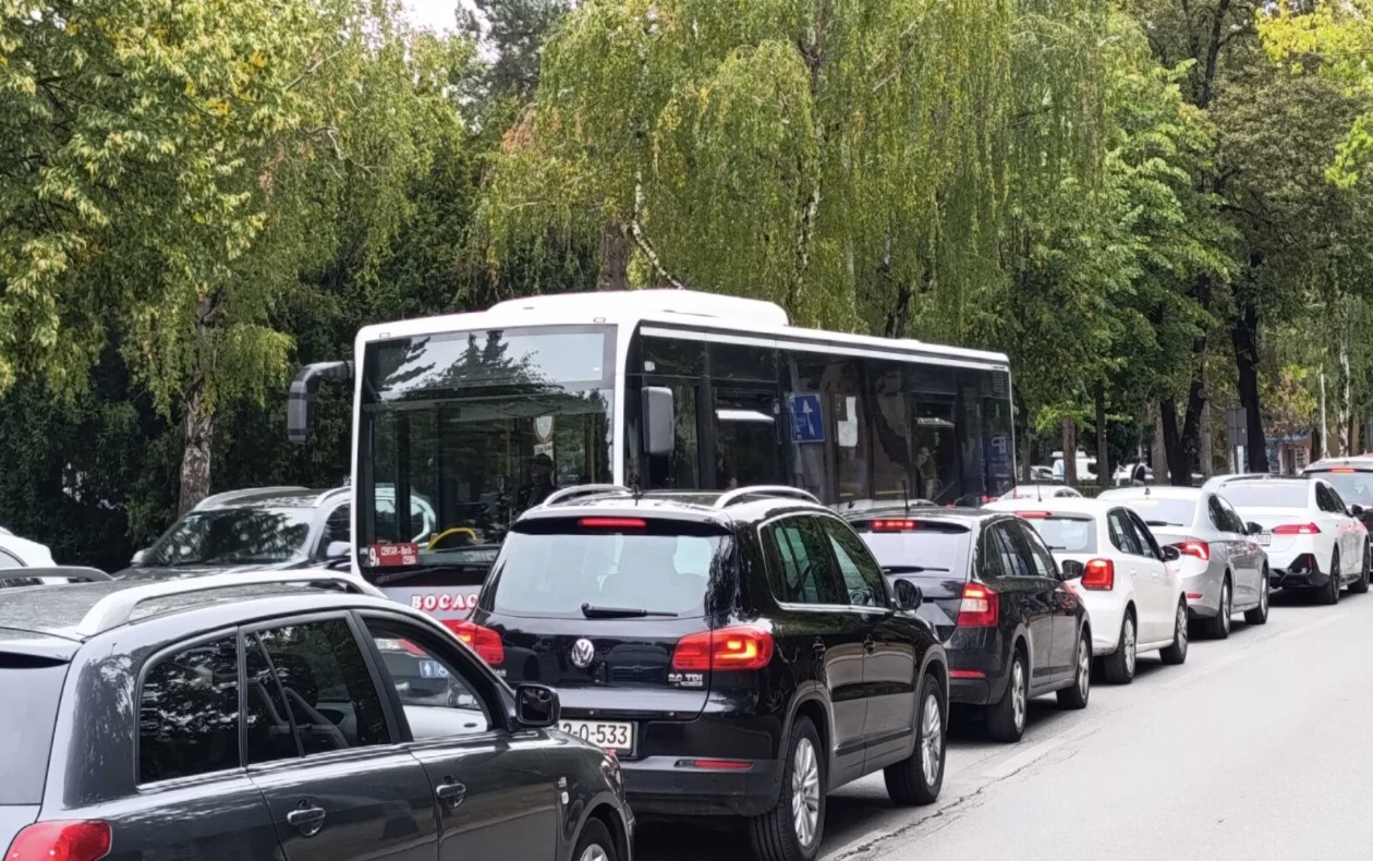 Zašto saobraćaj u Banjaluci trpi: Raskopane ulice i kolone otežavaju kretanje
