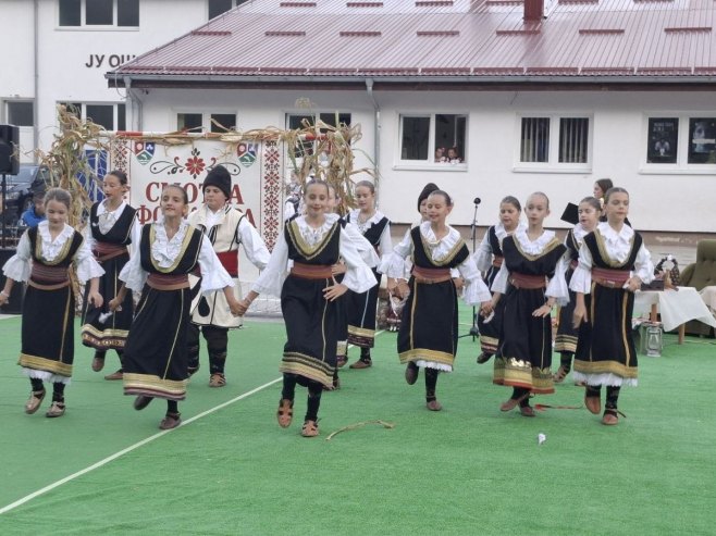 Četvrta smotra folklora u Jezeru okupila oko 120 mladih čuvara tradicije