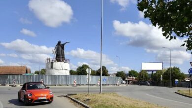 Spomenik knezu Lazaru postavljen na postament u Lazarevu