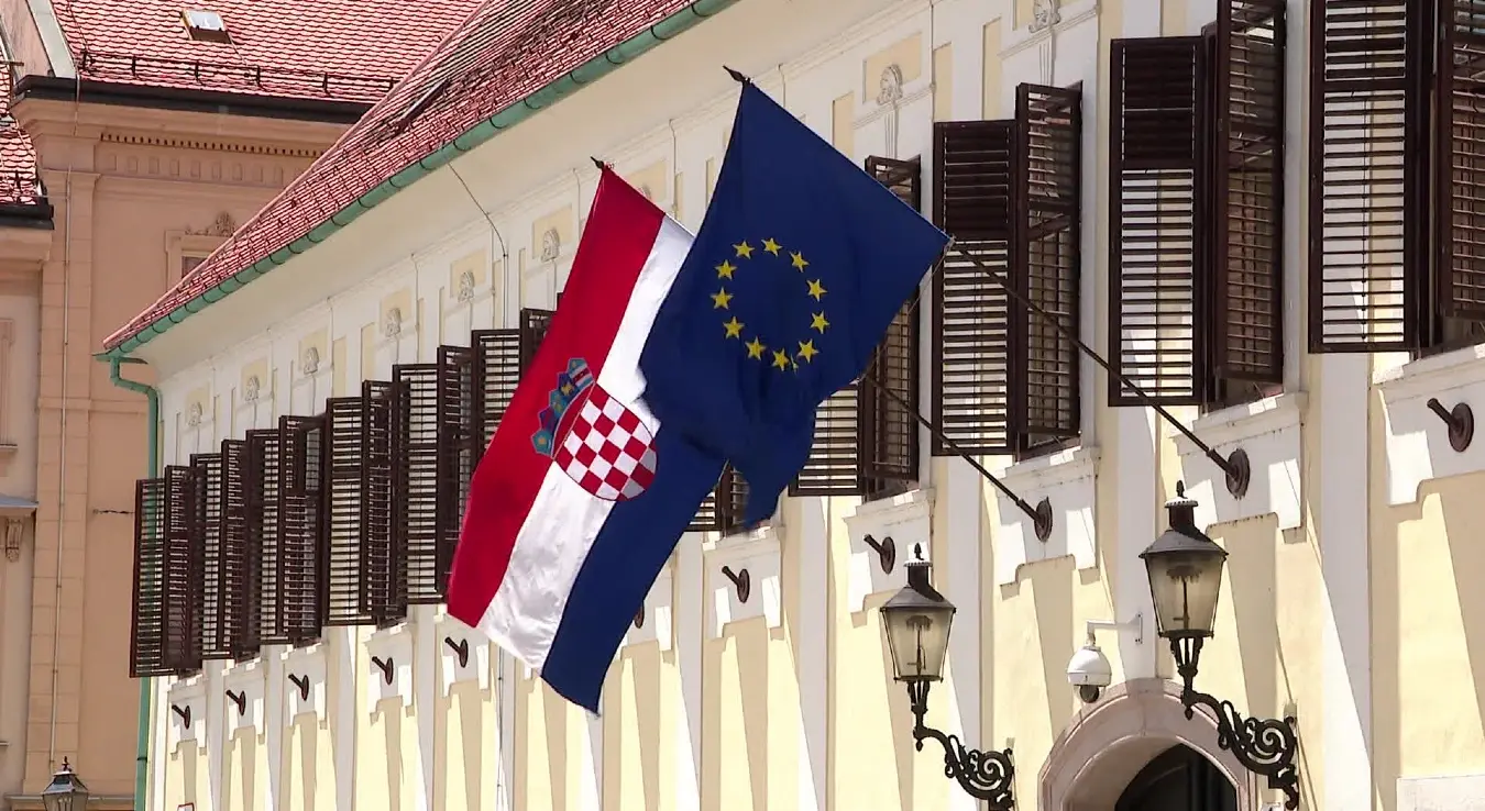 Kamenovala zastavu Hrvatske u Puli: Privedena žena koja je gađala državno obilježje