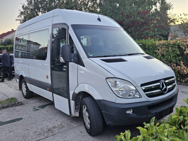 Škola u Bileći dobila novi kombi za bezbjedan prevoz đaka