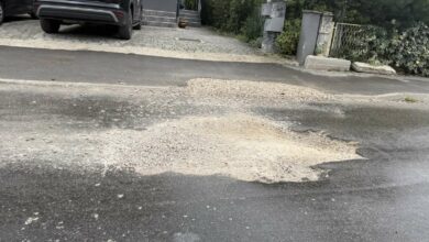 Velika rupa na novom asfaltu u Obilićevu: Obnova koštala 150.000 KM, a kolovoz već propao