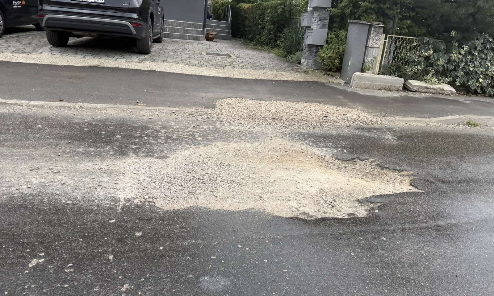 Velika rupa na novom asfaltu u Obilićevu: Obnova koštala 150.000 KM, a kolovoz već propao