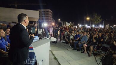 Predstavljanje kandidata Liste za pravdu i red ispred teniskih terena