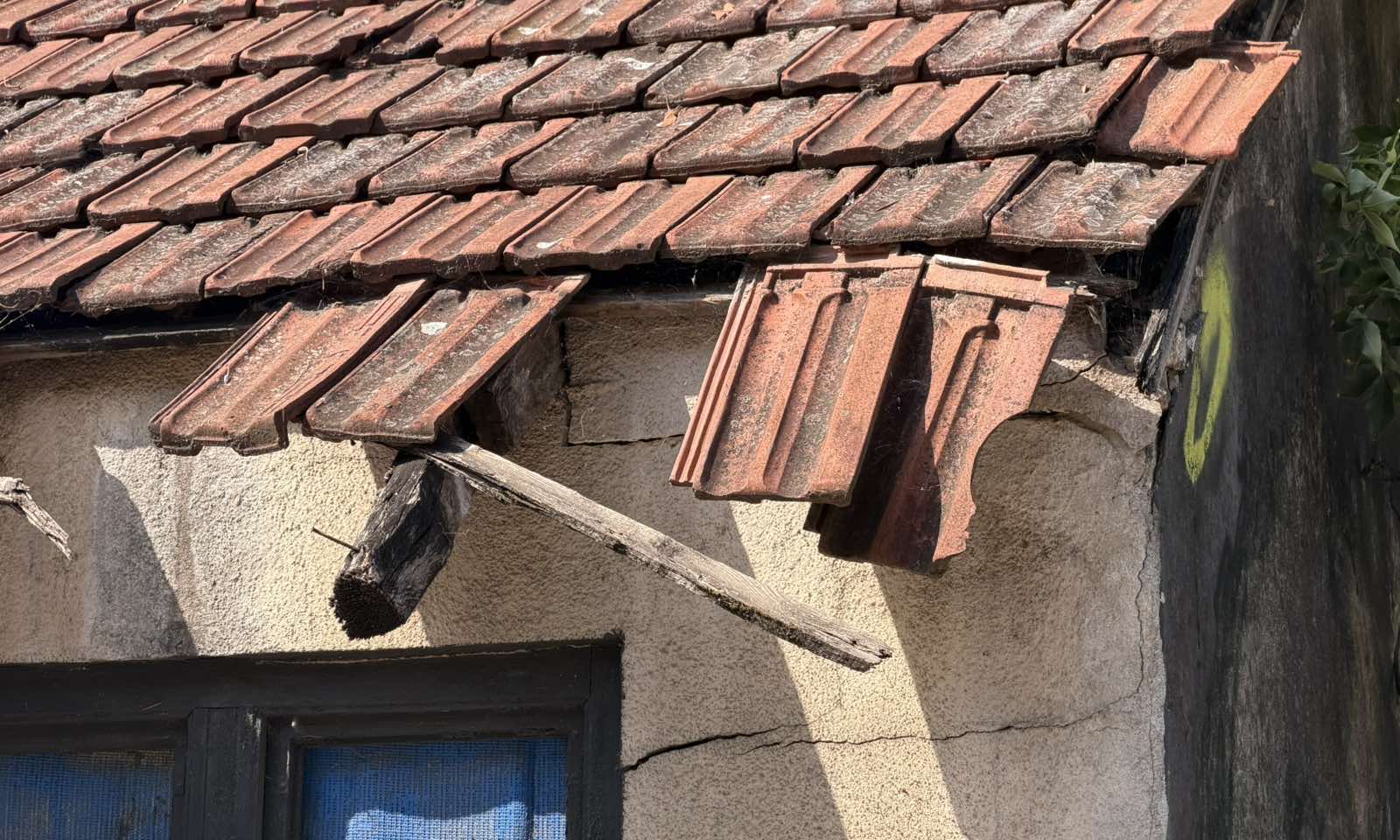 Opasnost u centru Banjaluke: Sa napuštenog objekta visi oštećeni crijep