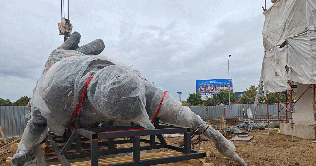 Statua cara Lazara dopremljena na kružni tok kod Lesnine