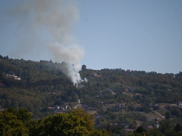 Požar u naselju Česma: Vatrogasci se bore sa vatrom