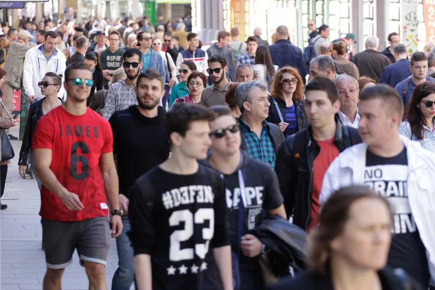 Istraživanja pokazuju: Odlazak iz BiH planira većina omladine, malo ih je na listama