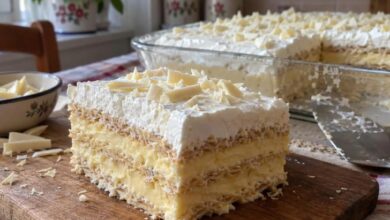 Torta Bijeli anđeo sa gotovim korama priprema se bez rerne