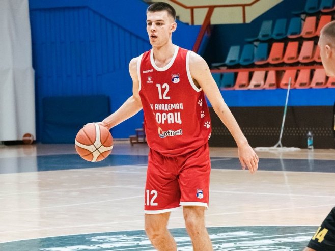Mladi košarkaš Nemanja Vučenović potpisao profesionalni ugovor sa Borcem