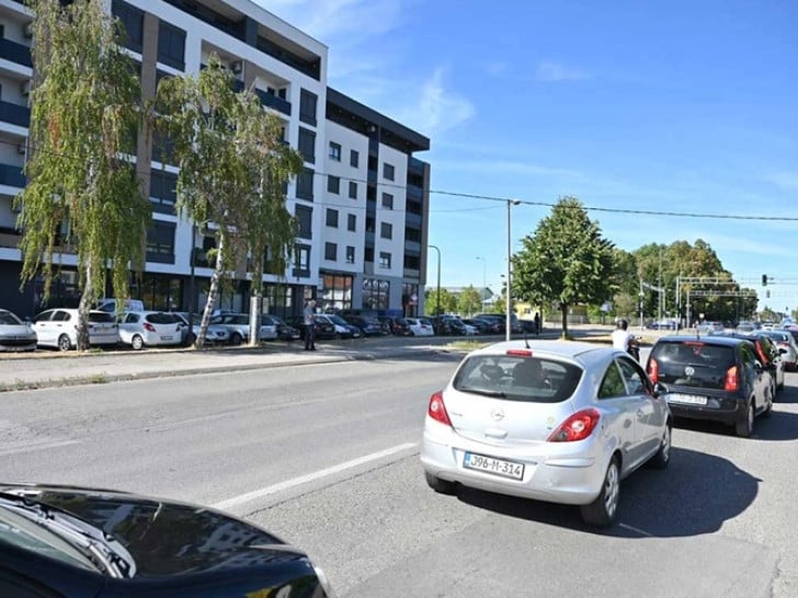 Mještani Lazareva traže rješenje za autobuska stajališta i oštećene puteve