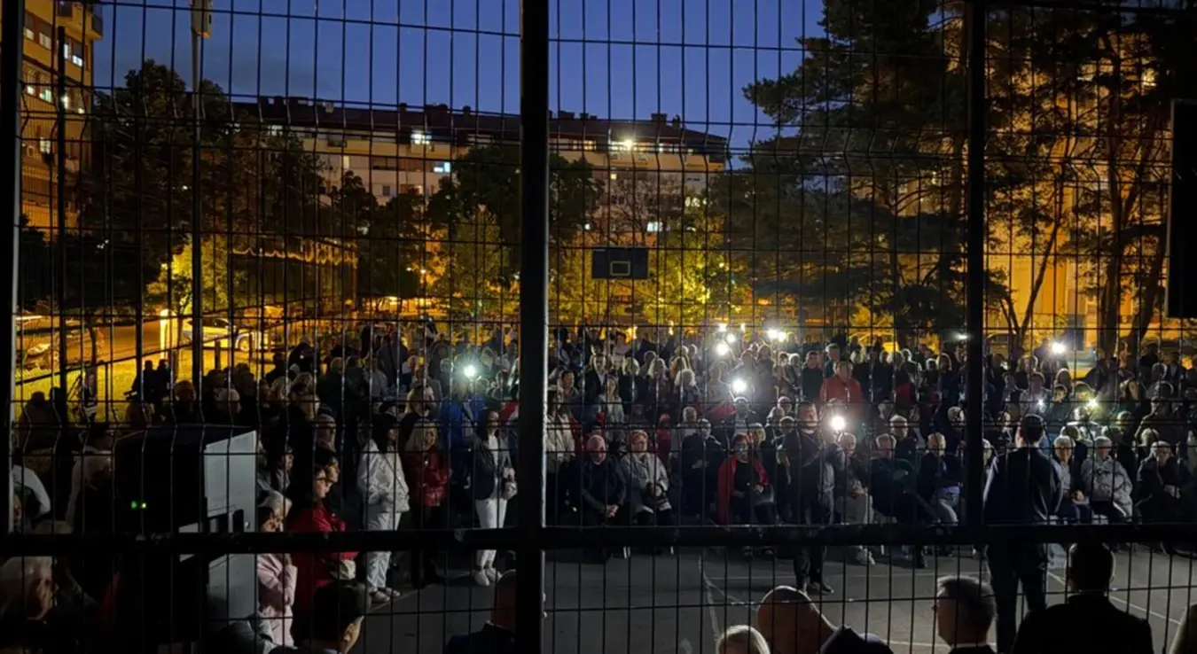 Mrak na igralištu: Održan skup u Novoj Varoši uprkos gašenju rasvjete