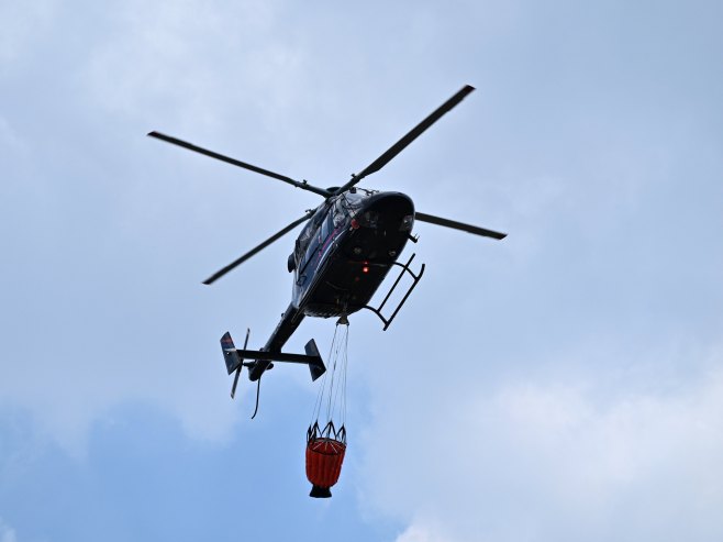 Požar kod Teslića: Helikopter MUP-a RS sprečava širenje vatre
