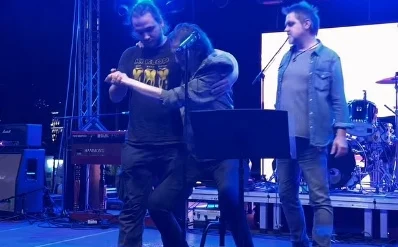 Goran Bare prekinuo nastup u Makarskoj tokom izvođenja prve numere