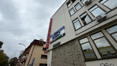 Vrijednosti kriptovaluta osvanule na zgradi u centru Banjaluke