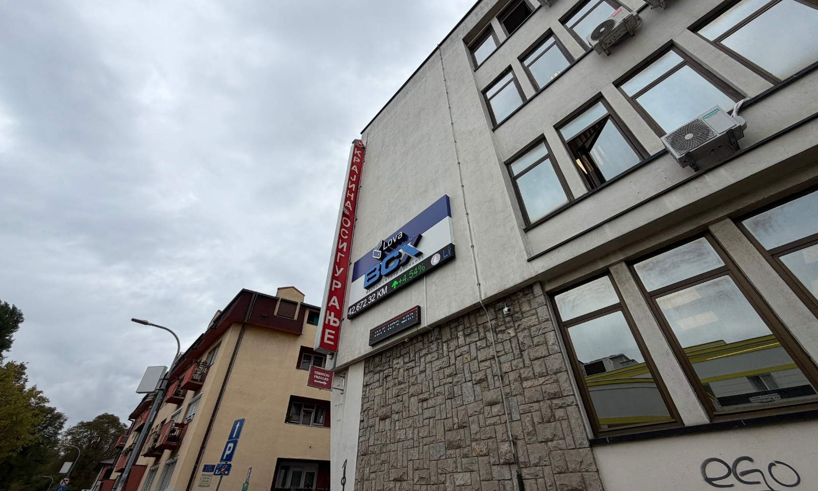 Vrijednosti kriptovaluta osvanule na zgradi u centru Banjaluke