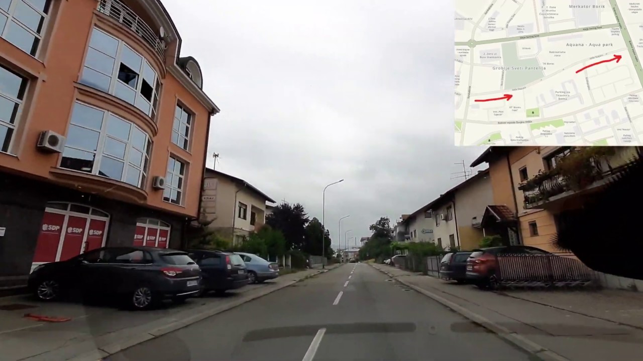 Vjetar oborio stablo na automobile u Ulici Miše Stupara