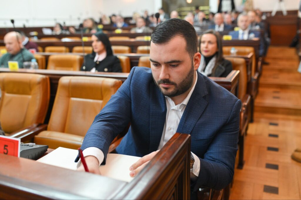 Podrška nezaposlenim roditeljima sa četvoro i više djece da prati najnižu platu