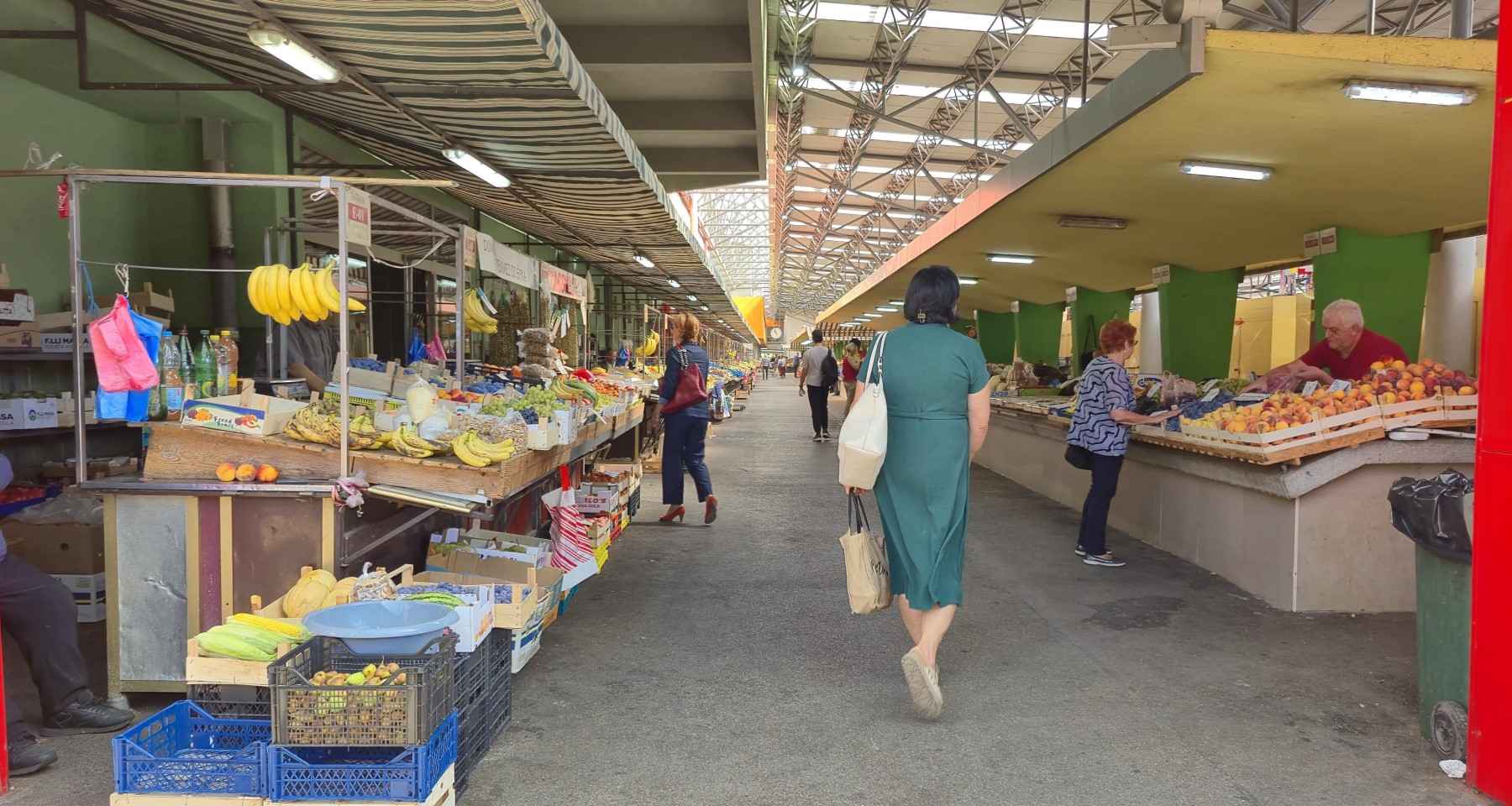 U toku priprema zimnice u Banjaluci: Štandovi puni, cijene rastu