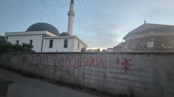 Gazanfer-begova džamija u Banjaluci ponovo na meti grafita kojim se veliča Ratko Mladić