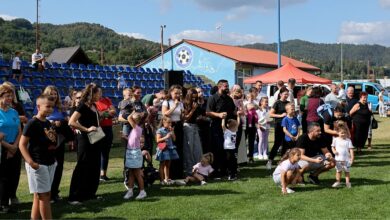 Najmlađi slavili Dan opštine: Održane zabavne igre i puzijada u Maglaju